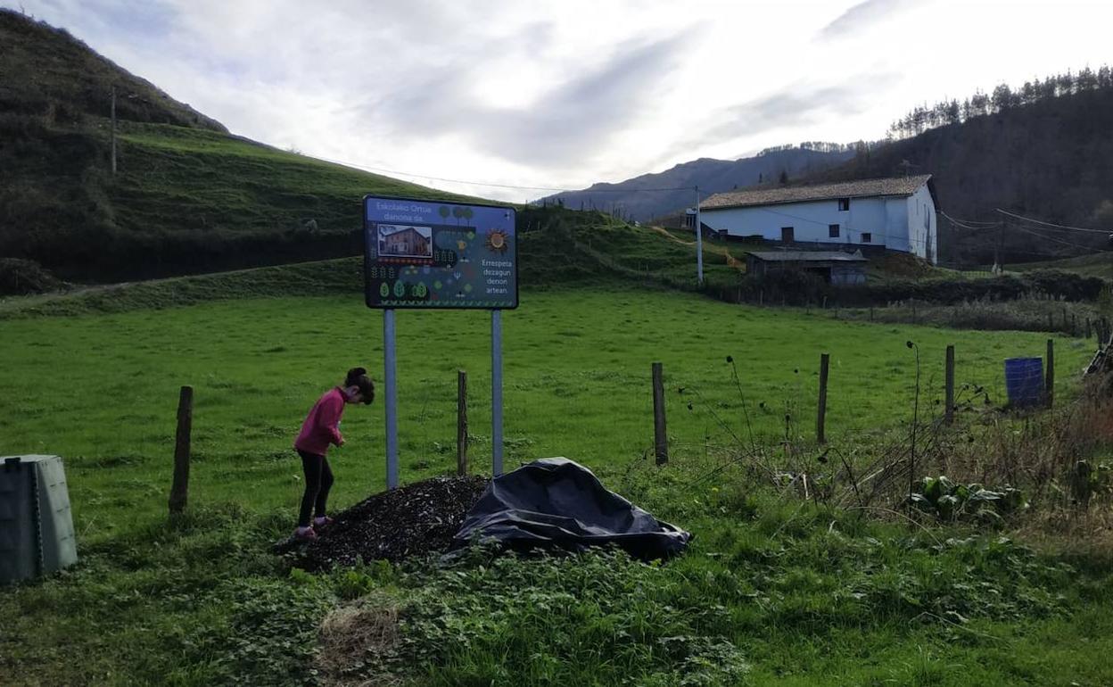 Una niña se entretiene en los terrenos donde se construirá la nueva escuela de Etxebarria.
