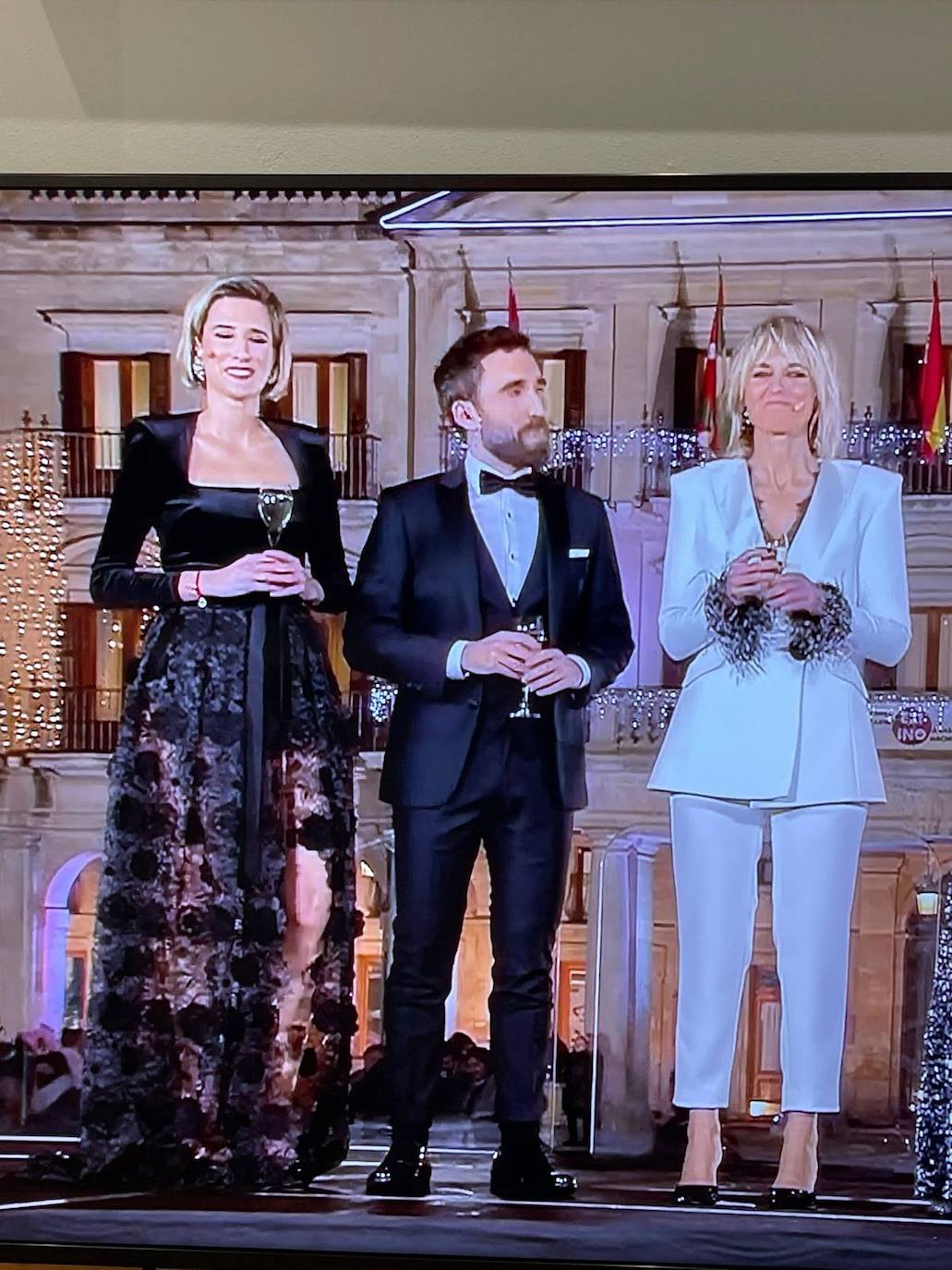 Fotos: Ana Urrutia con esmoquin y Ane Ibarzabal con &#039;body&#039;: sus diseños vizcaínos en las campanadas de ETB2