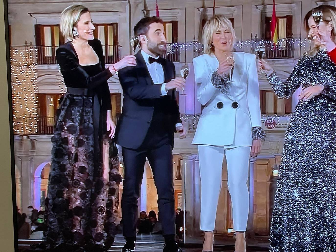 Fotos: Ana Urrutia con esmoquin y Ane Ibarzabal con &#039;body&#039;: sus diseños vizcaínos en las campanadas de ETB2