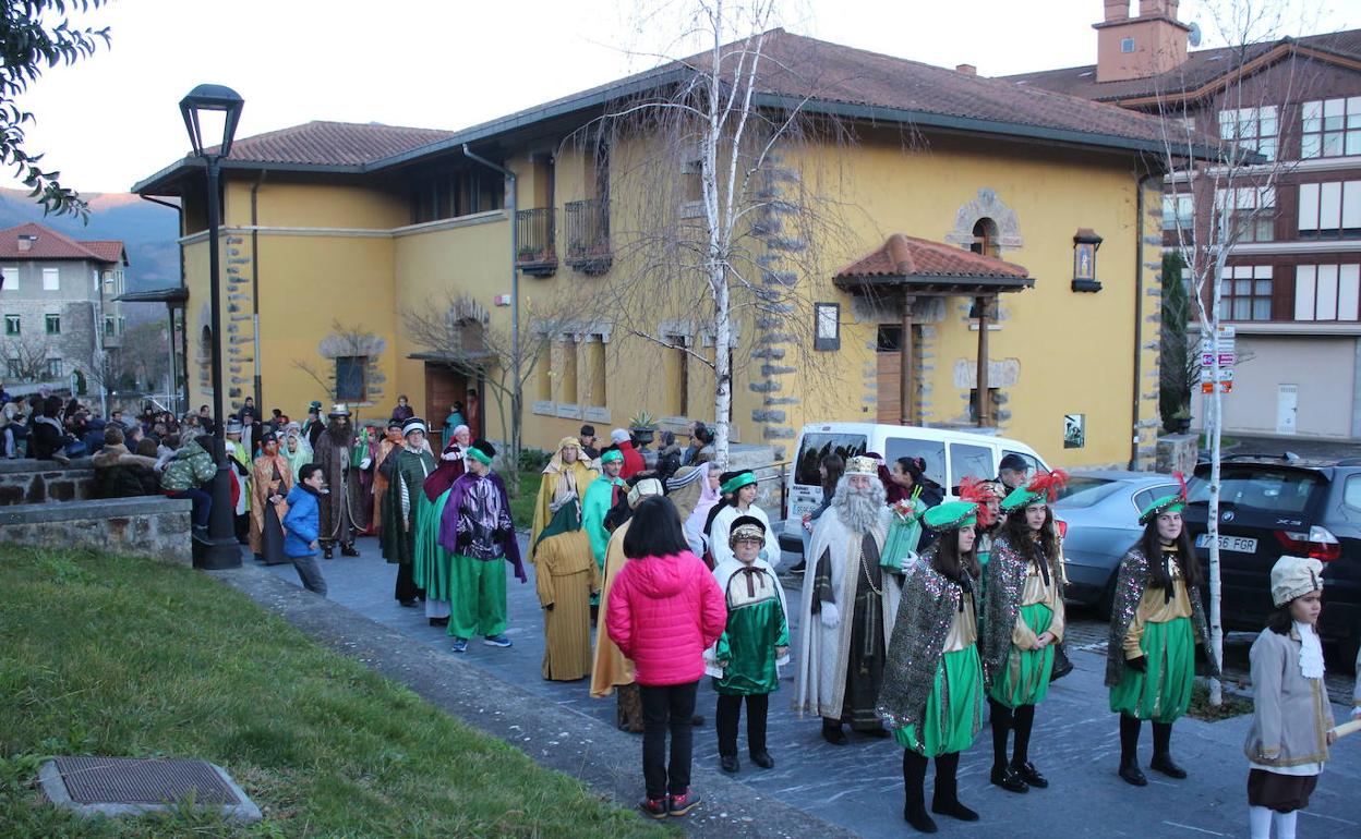 La cabalgata de Amurrio, a punto de arrancar de la catequesis en una edición anterior. 
