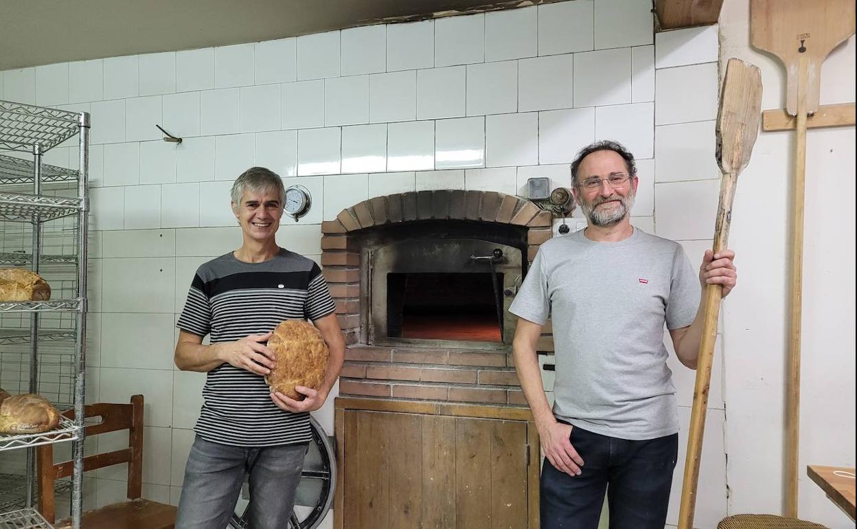 Javi Martínez y Txufer Garay, junto al horno que han diseñado con elemenos de «andar por casa». 