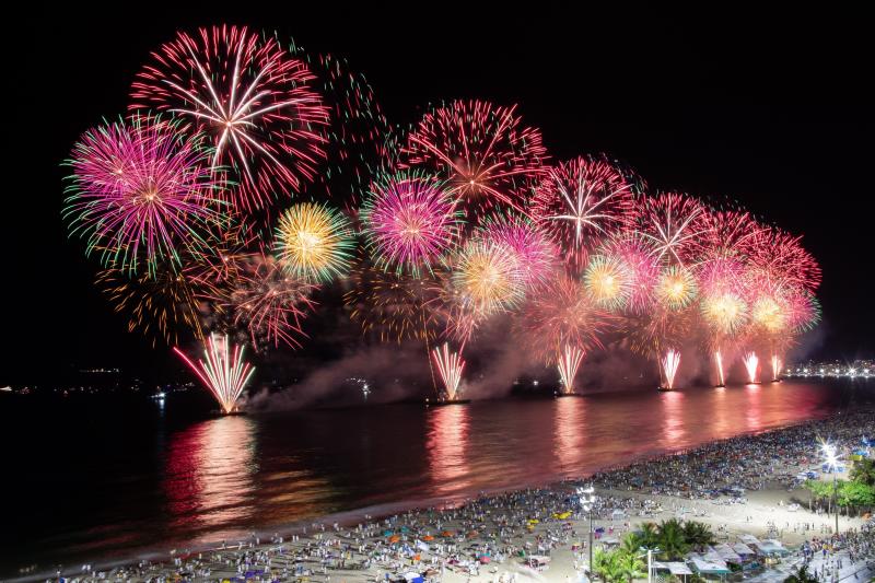 Fuegos artificiales para recibir a 2022 en la playa de Copacabana de Rio de Janeiro.