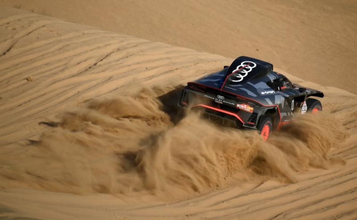 Carlos Sainz, durante el prólogo del Dakar. 