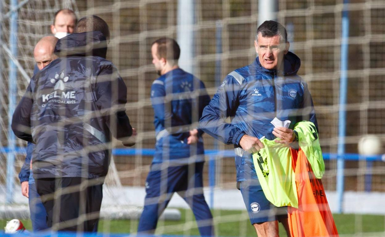 José Luis Mendilibar dirige uno de sus primeros entrenamientos con el Alavés. / 