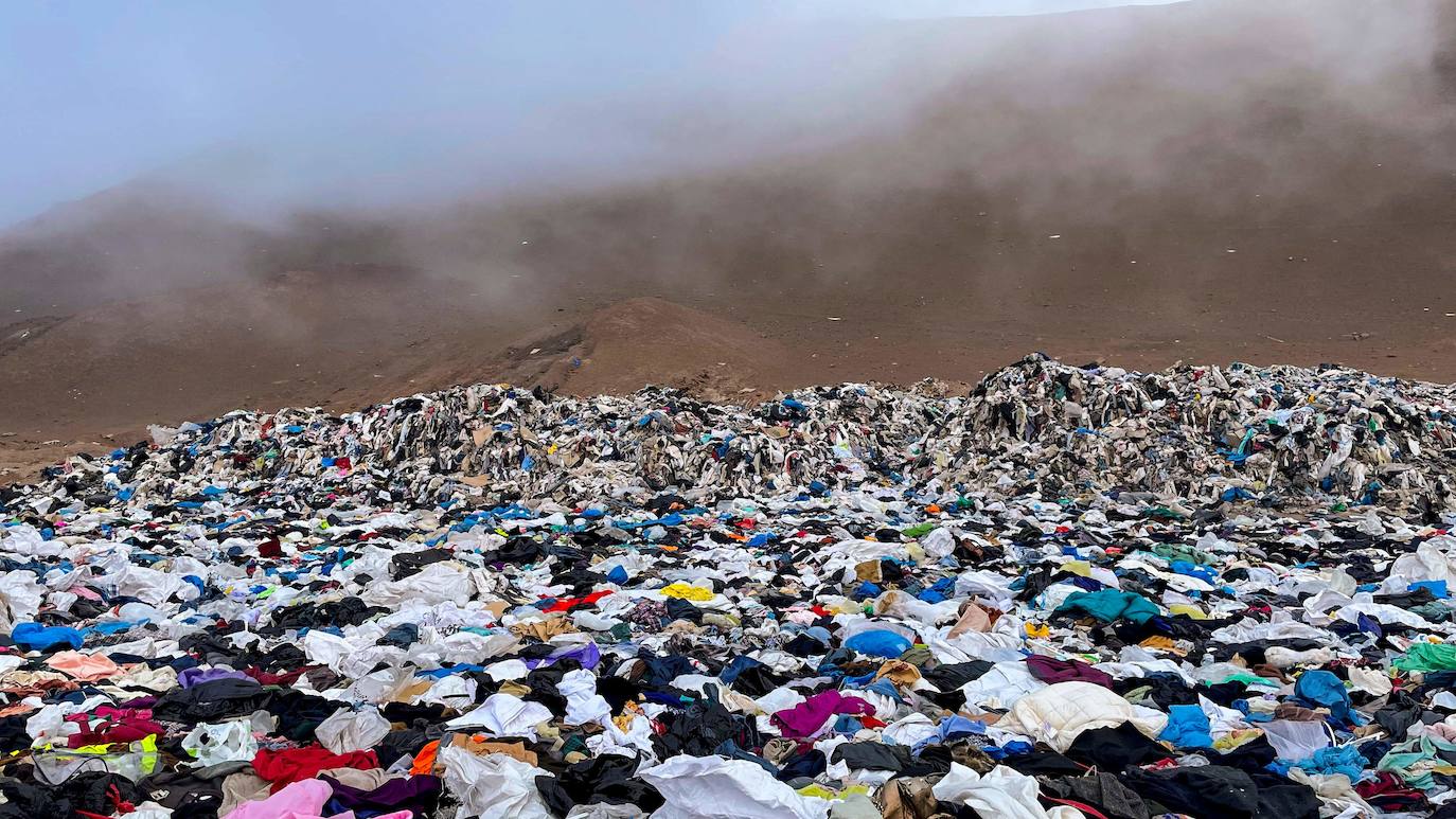 Fotos: Atacama, el desierto convertido en basurero de la ropa que occidente desecha