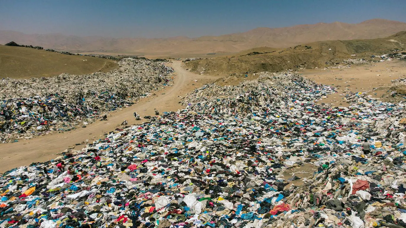El desierto de Atacama se convierte en el gran basurero de las marcas de  ropa 'low cost' | El Correo