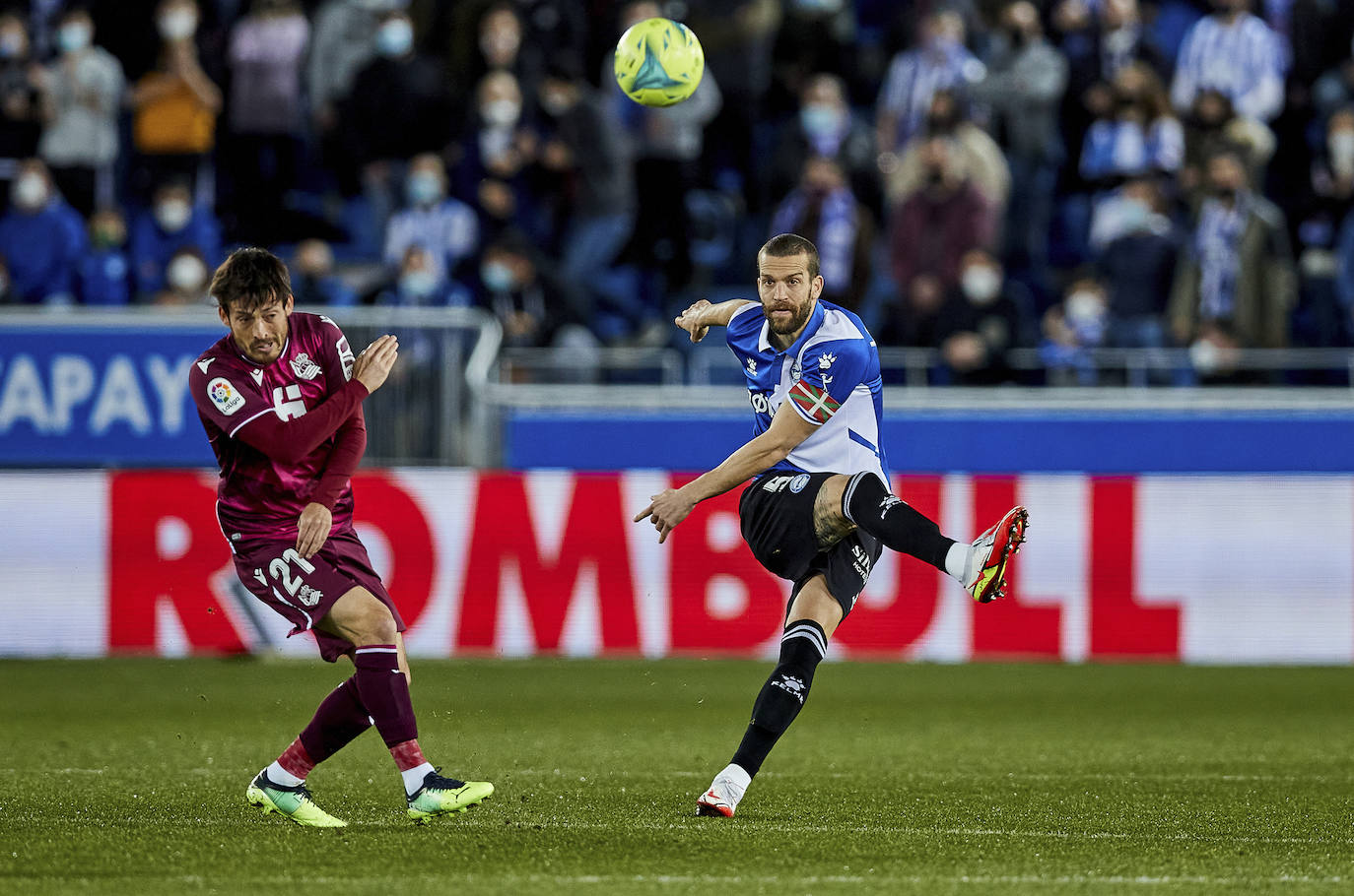 Fotos: Las mejores imágenes del derbi Alavés-Real Sociedad