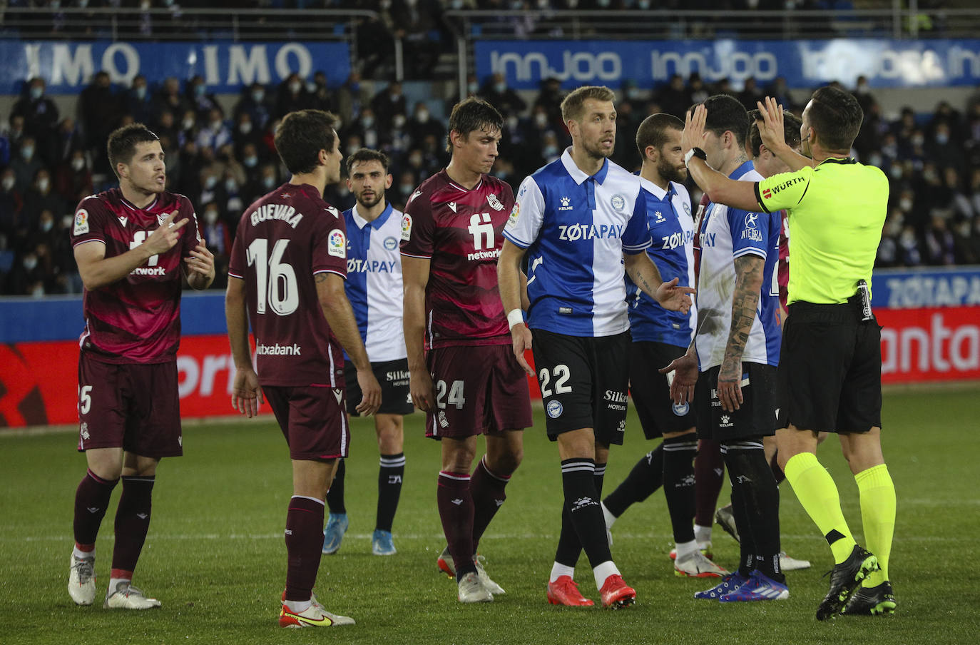 Fotos: Las mejores imágenes del derbi Alavés-Real Sociedad