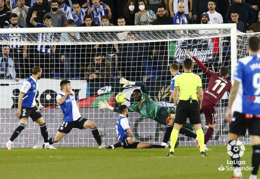 Fotos: Las mejores imágenes del derbi Alavés-Real Sociedad