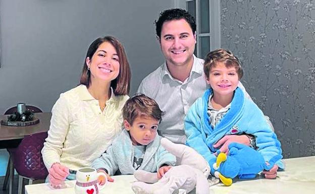 Los bilbaínos Diego y Cristina, junto a sus dos pequeños. 