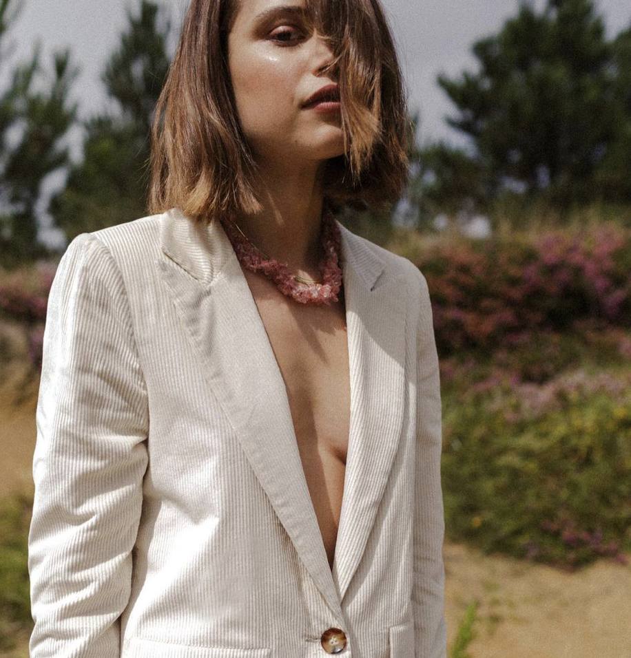 La pana es el tejido que lleva reinando dos temporadas. Da forma a americanas que se han convertido en la prenda preferida de las suscripto de moda. La que se muestra en la imagen es de la firma bilbaína Triana By C. La puedes encontrar en su página web o en su tienda situada en la calle Rodríguez Arias número 39. Cuesta 189 euros. 