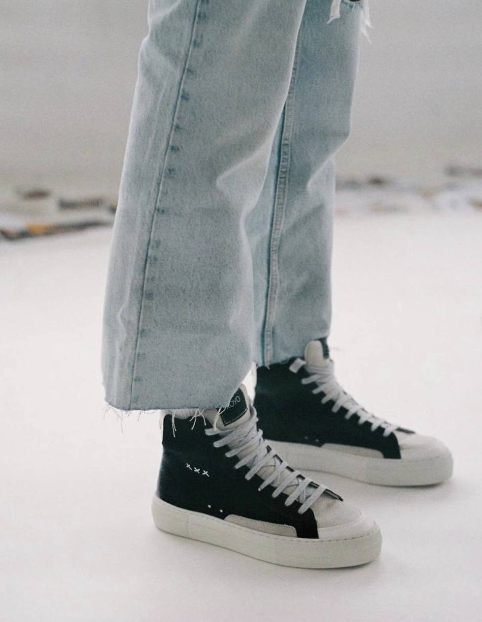 Ya se conocen como las deportivas con más 'royo' del mercado. Y es que esta palabra bautiza la marca de zapatillas sostenibles fundada por Nuria Robleño y Sofía Machin, dos jóvenes que quieren «cambiar el mundo». El calzado está elaborado con materiales sostenibles, desde piña hasta neumático reciclado, y se puede adquirir en la página web de la firma.