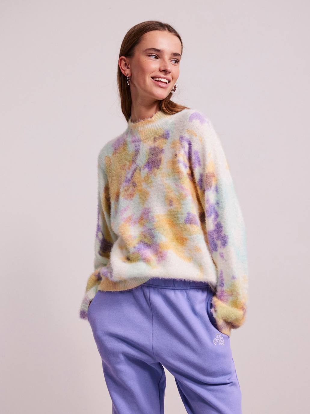 Todavía nos quedan días de invierno, por ello nunca está de más incluir en tu armario un modelo de jersey nuevo. En esta ocasión, huye de los diseños sobrios, que de esos ya tienes suficientes, para apostar por el color. El diseño está disponible en la tienda bilbaína Coquette, situada en la calle Telesforo Aranzadi 1. Cuesta 56 euros.