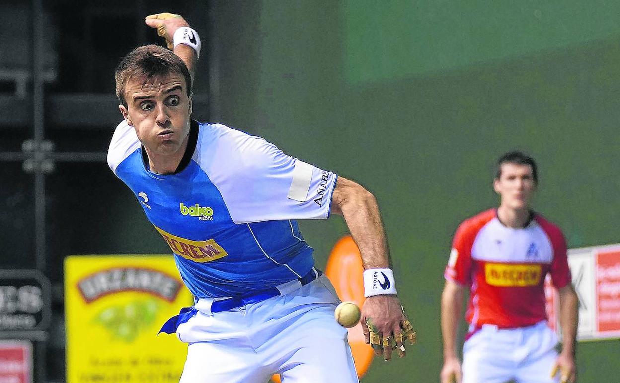 Peña II tomó las riendas del choque en la segunda mitad y logró la remontada en el frontón Atano III. 