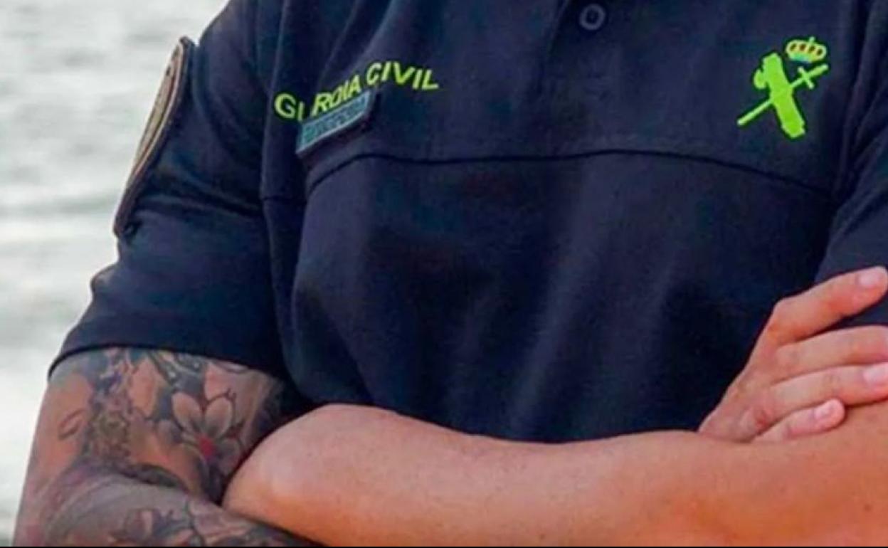 Un Guardia Civil con tatuajes en el brazo.