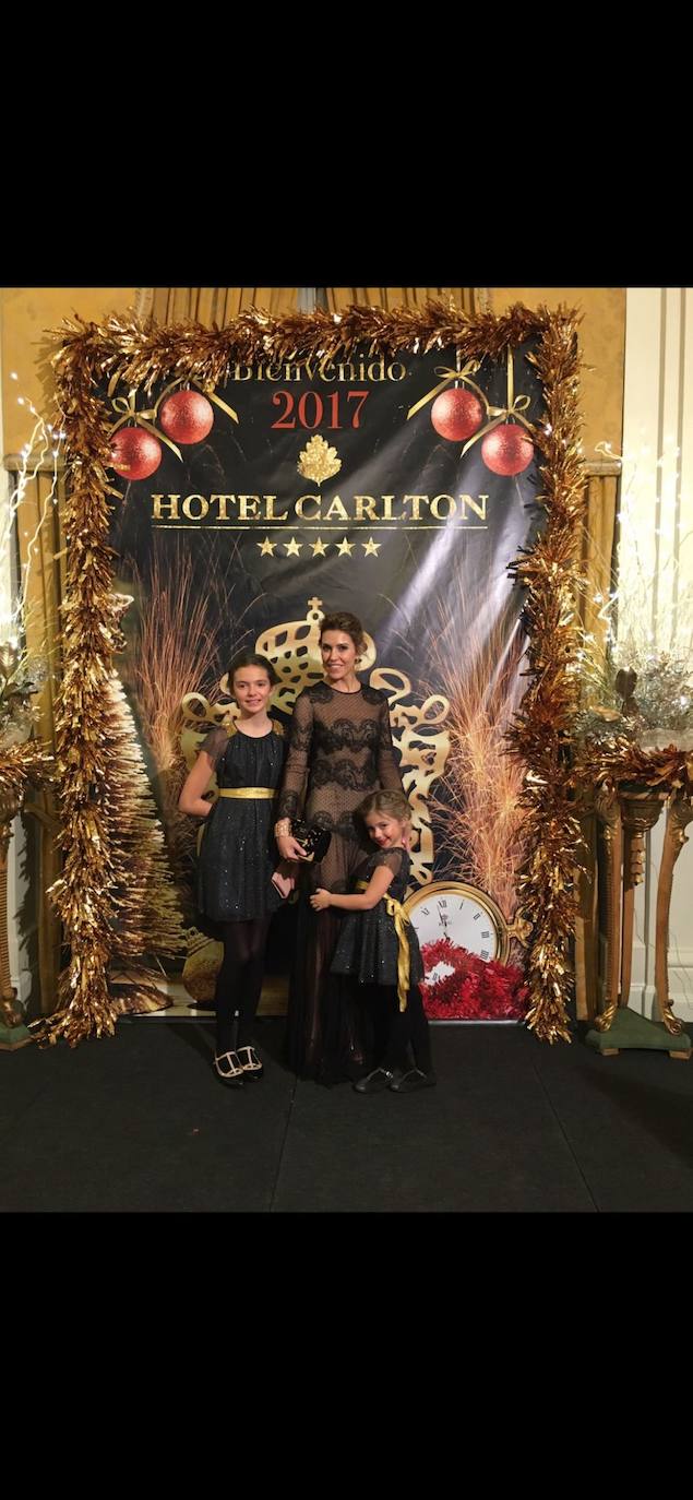 Fotos: Una madre y sus dos hijas bilbaínas llevan 10 años vistiendo (a juego) de Alicia Rueda en Nochevieja