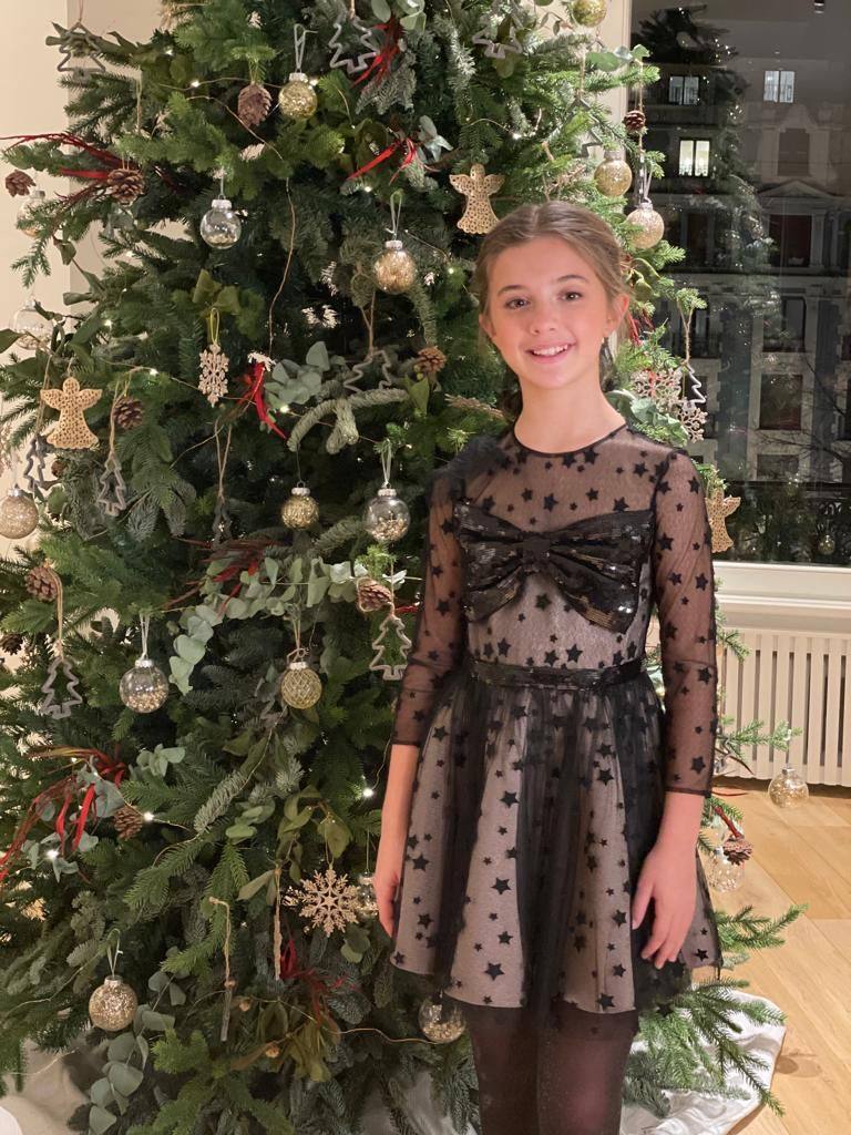 Fotos: Una madre y sus dos hijas bilbaínas llevan 10 años vistiendo (a juego) de Alicia Rueda en Nochevieja