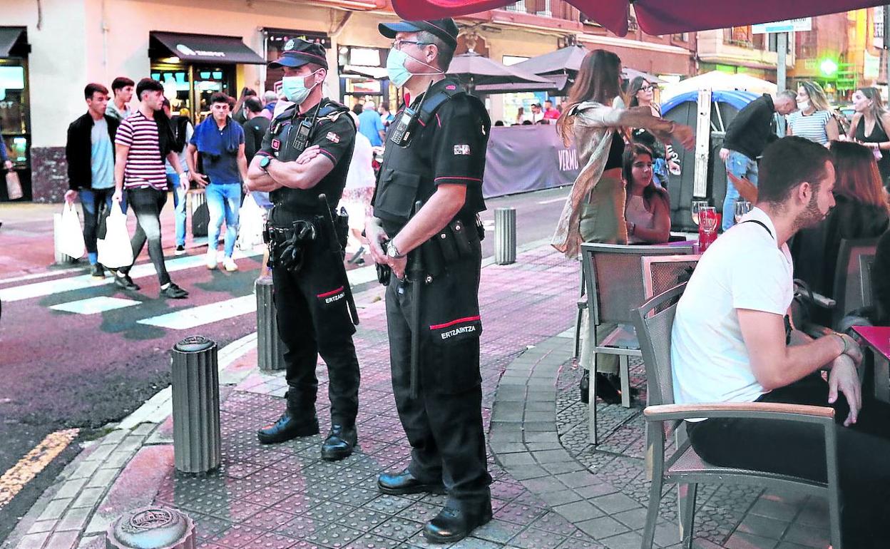 Una patrulla de la Ertzaintza controla el cumplimiento de las normas sanitarias en la calle Pozas de Bilbao. 