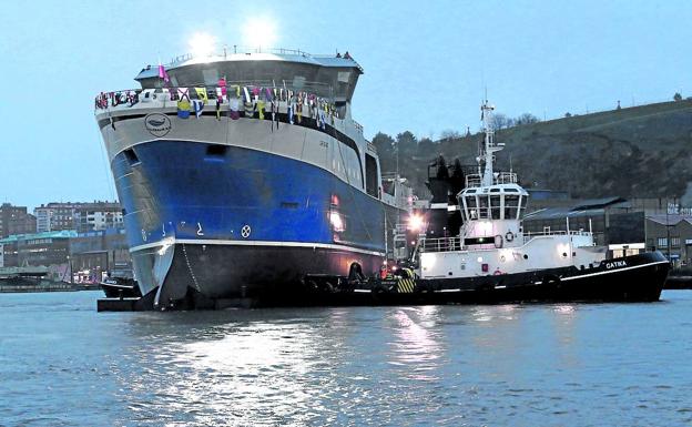 El nuevo buque congelador, en el momento de hacerse a la mar en el astillero de Murueta. 