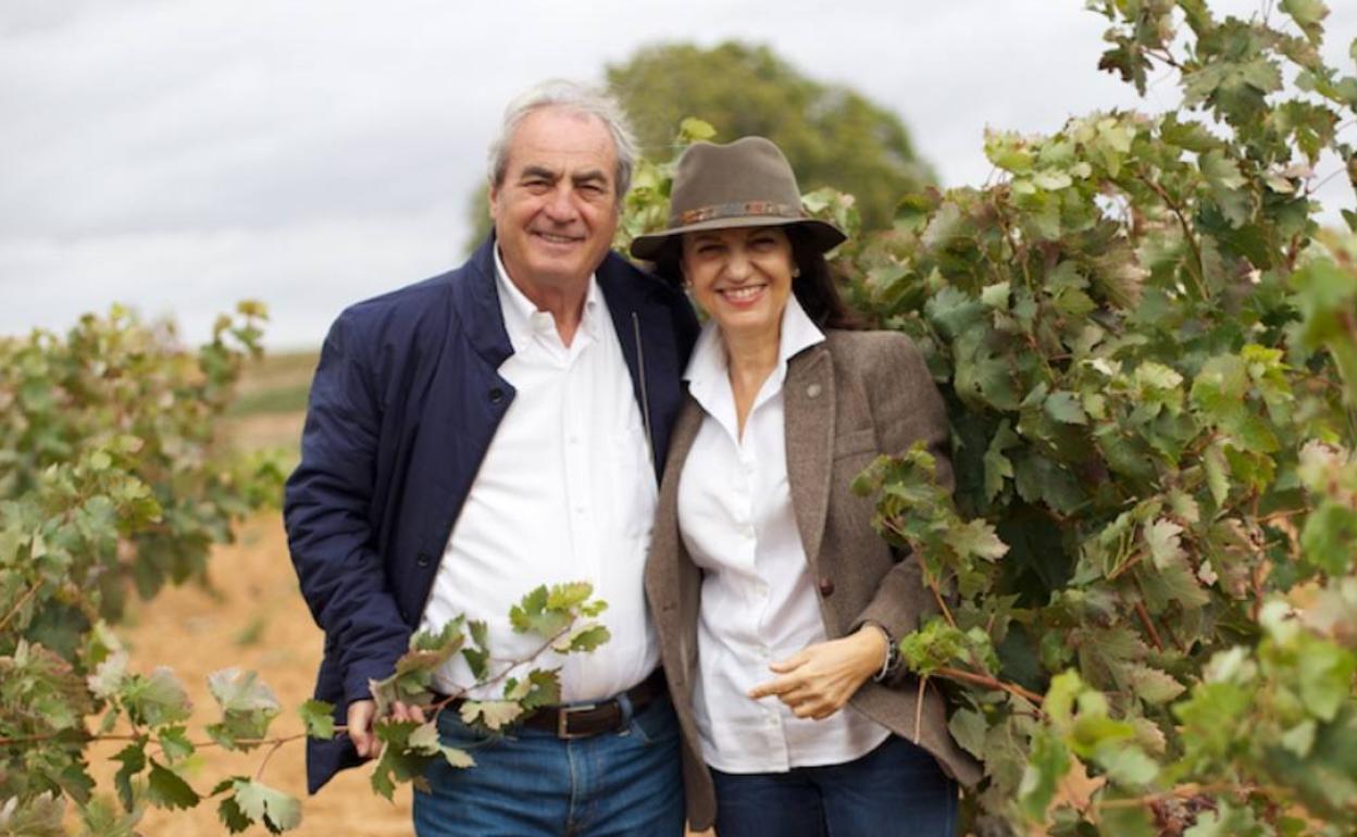 Paco Rodero y Conchita Villa en la viña que heredaron de su abuelo Doroteo, germen de Pago de los Capellanes. 