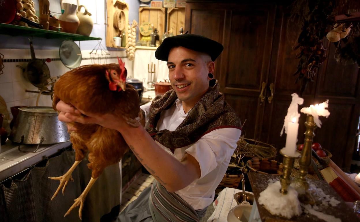 Julen Baz Múgica (33), cocinero de Garena y flamante estrella Michelin, con el traje de aldeano «a capricho», regalo de sus padres, en el museo Antzasti, casa tradicional vasca. 