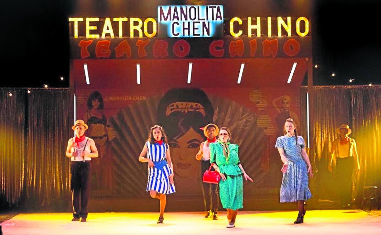 El espectáculo que llega al Arriaga recrea la estética del teatro portátil para acercarnos la vida de la protagonista. 