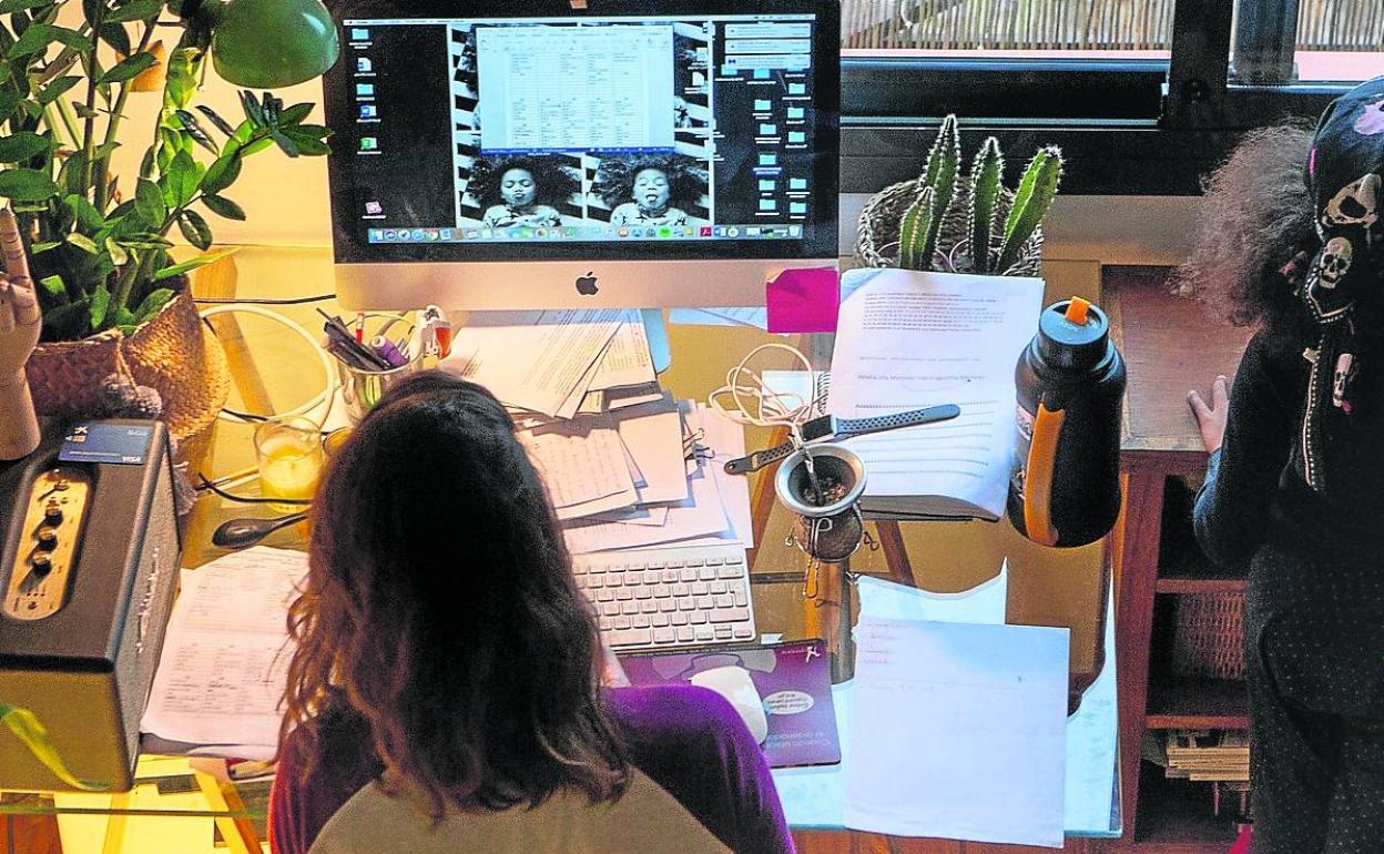 Las tasas de teletrabajo cayeron tras el verano pasado y apenas ha aumentado con la nueva ola de covid. 