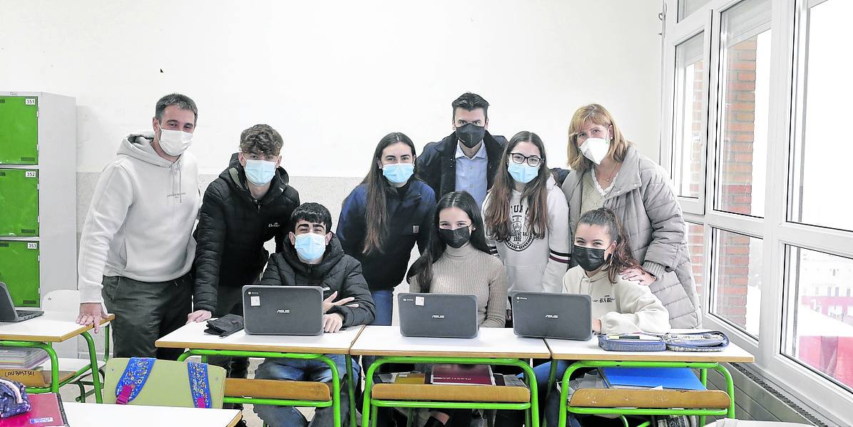 Iban Gil y Ainhoa Basabe junto a los alumnos del Saturnino de la Peña de Sestao. 