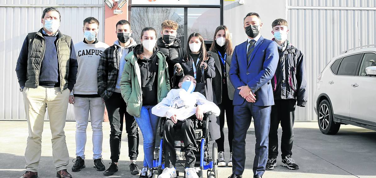 Silvestre Villa y Juan Margareto flanquean a los alumnos de Somorrostro. 