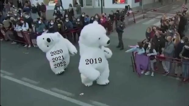 Cabalgata de Reyes: Cádiz da la nota en su cabalgata: el oso perjudicado, la momia terrorífica y las extrañas princesas