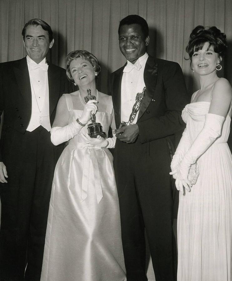 Poitier celebra su Oscar en 1964 como mejor actor protagonista. Junto a él, Gregory Peck, Patricia Neal (mejor actriz) y Anne Bancroft. 