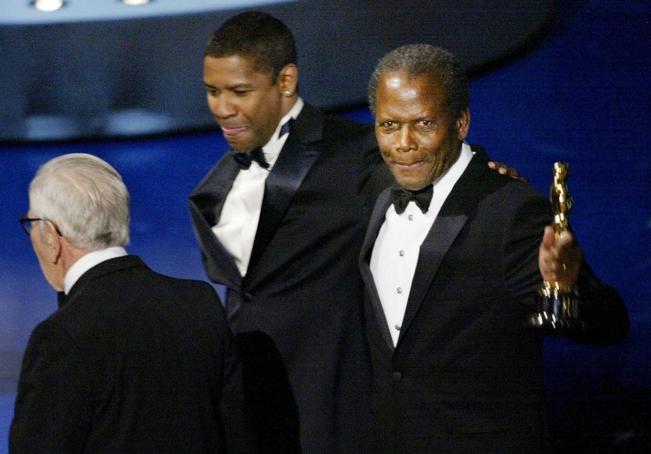 Poitier, tras recibir en 2002 el Oscar Honorífico de manos de Denzel Washington. 