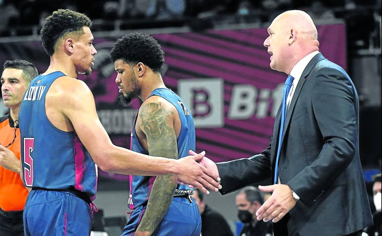 Spahija saluda a Baldwin, el jugador más beneficiado del cambio de técnico junto con Enoch