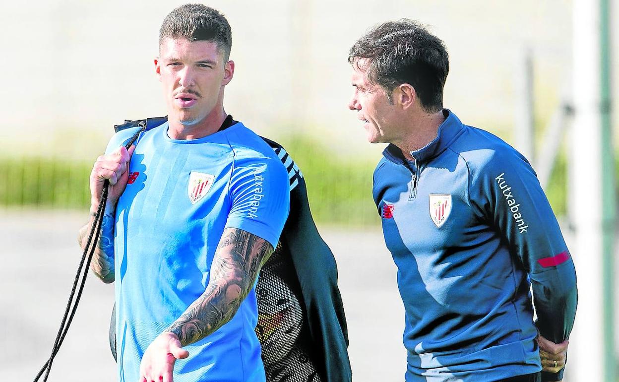 Ander Capa y Marcelino García conversan tras un entrenamiento. 