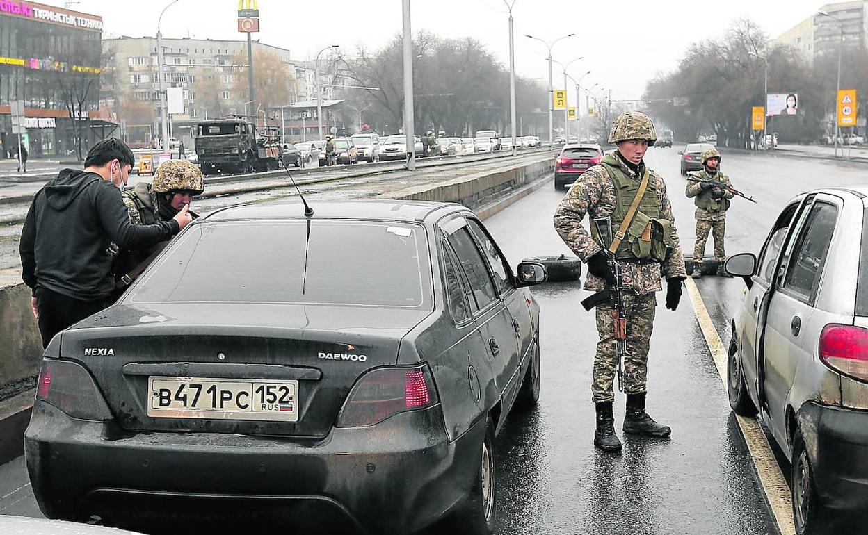 las fuerzas de seguridad kazajas realizan un control en la ciudad de Almatix.