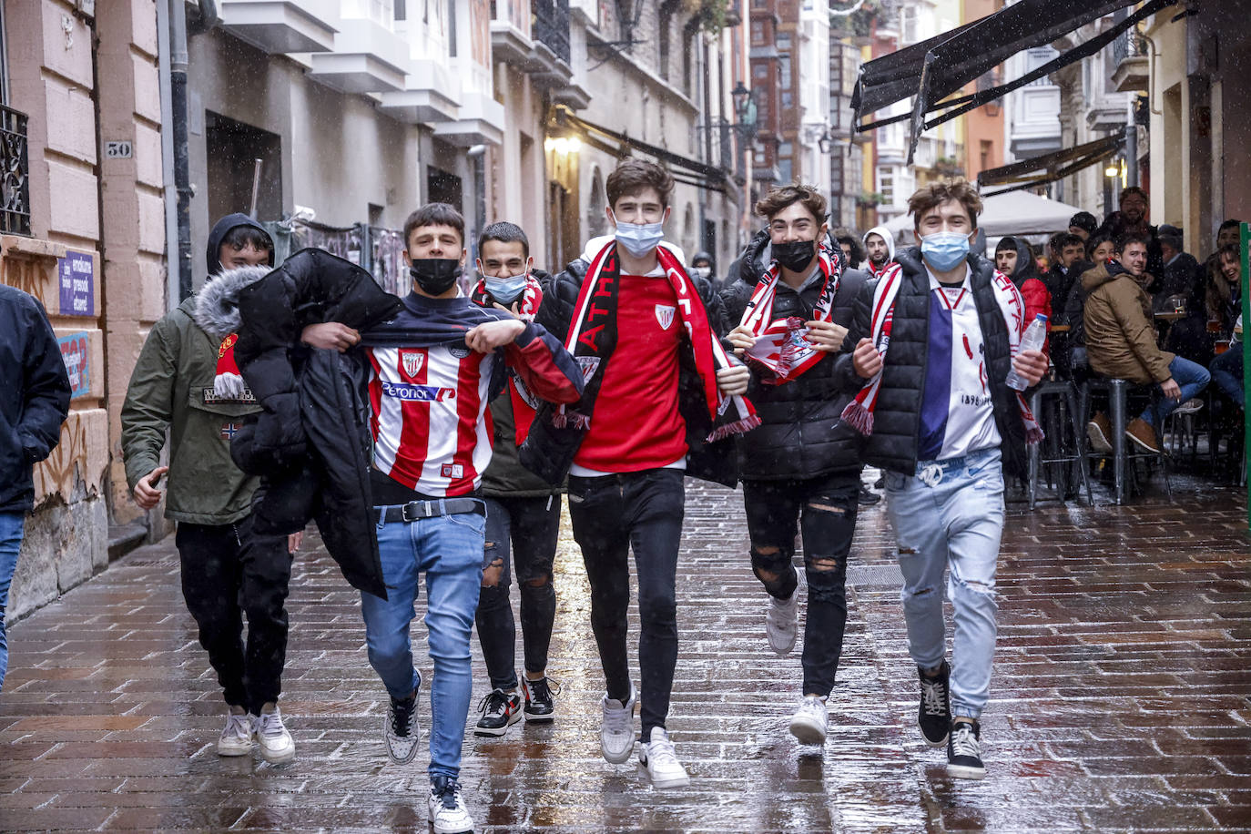 Fotos: Ambiente previo al Alavés - Athletic en el Casco Viejo de Vitoria
