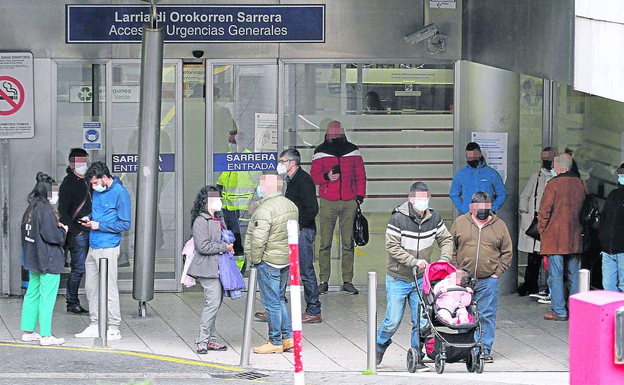 Numerosas personas esperan en el exterior de la unidad de Urgencias en el hospital de Cruces. 