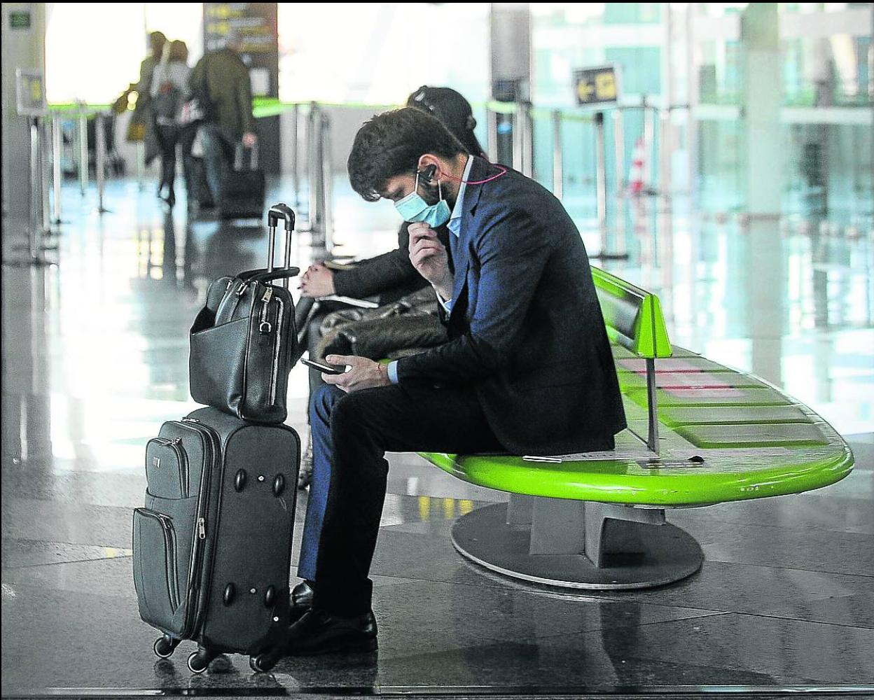 Un pasajero espera a embarcar en el aeropuerto de Loiu. 