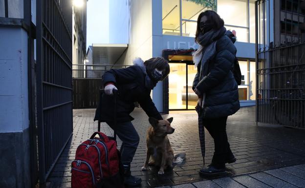 Udane Sánchez y Unai, a la entrada del colegio Urkide.