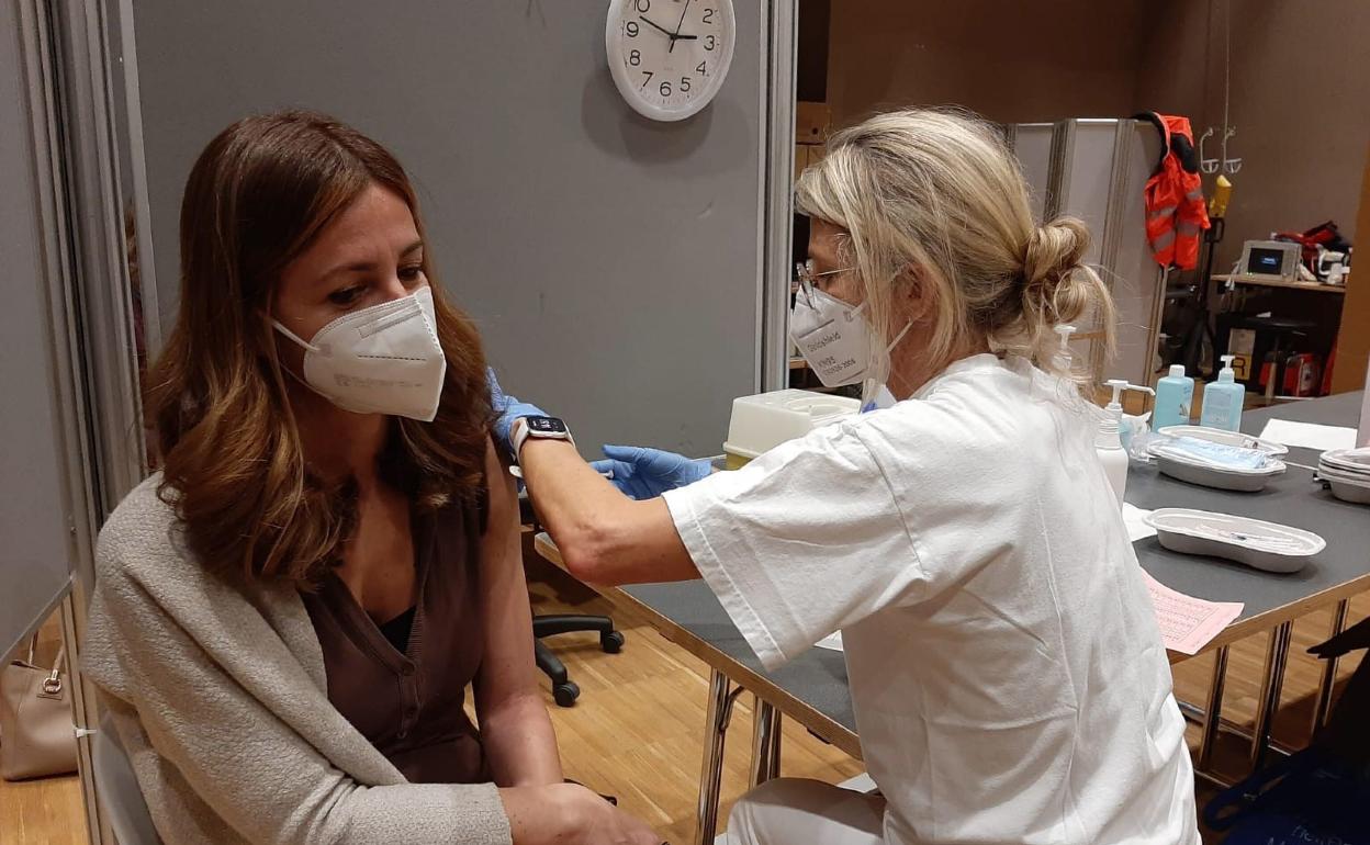 Una mujer recibe la tercera dosis contra el coronavirus. 