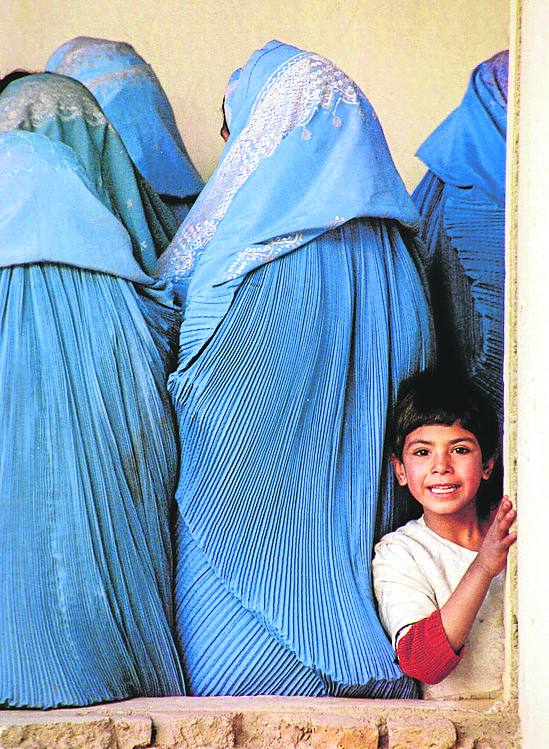 Un niño entre mujeres en Kabul, Afganistán (2001). 