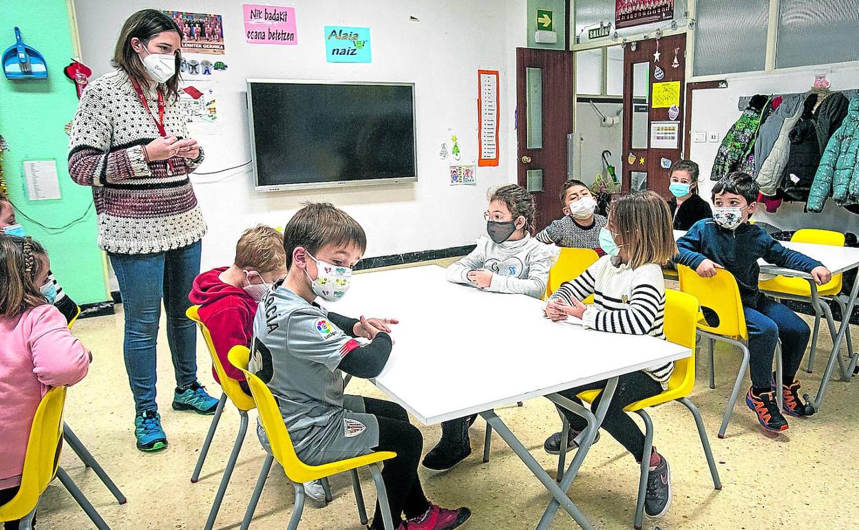 Alumnos de la ikastola San Fidel, en Gernika, durante su primer día de clase tras el parón navideño. 