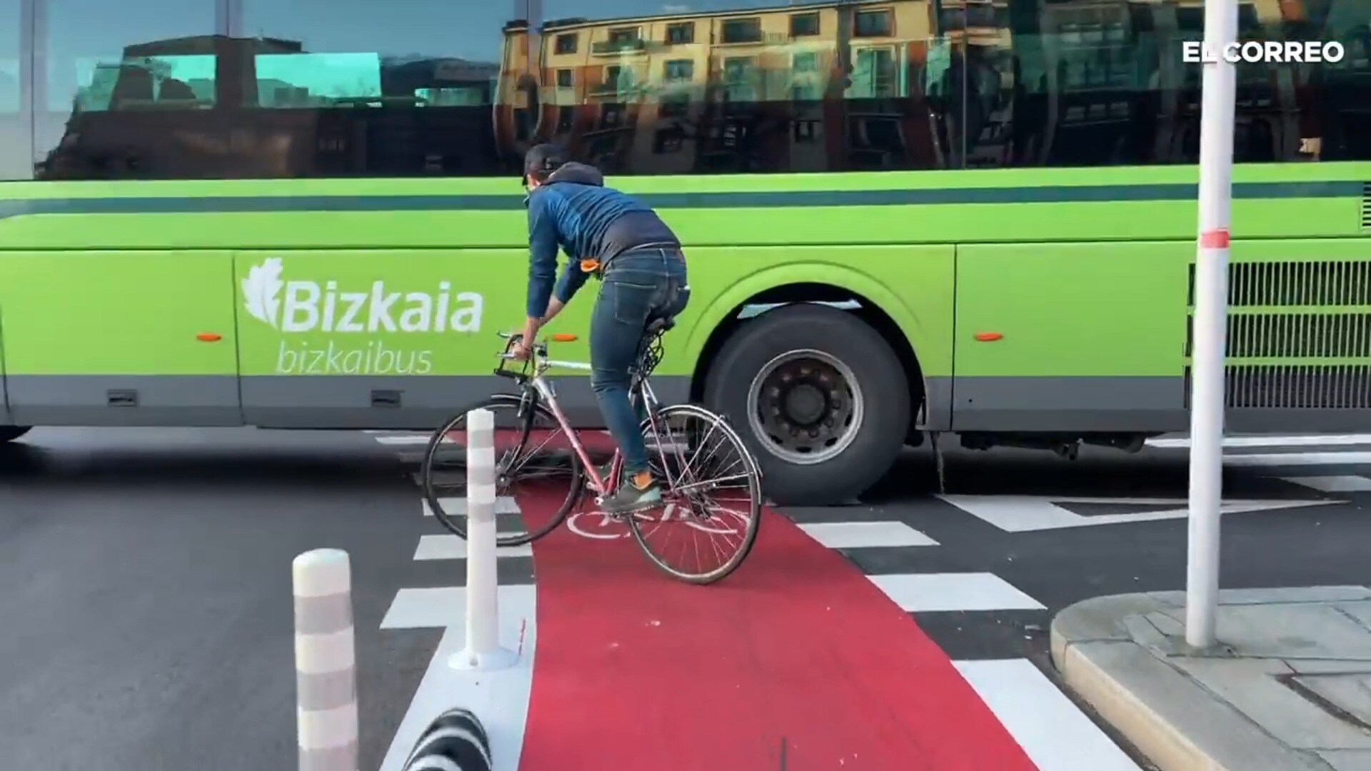 Los ciclistas se quejan de la peligrosidad del nuevo bidegorri de la rotonda del Ayuntamiento de Bilbao