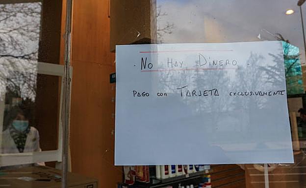 Cartel colocado en el escaparate de la botica de Pablo Neruda y dedicado a los cacos.