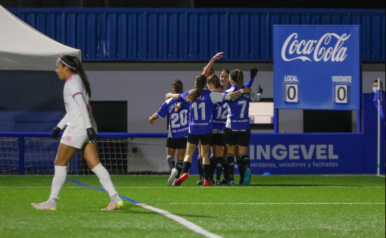 Las albiazules celebran el primer gol de Chamorro