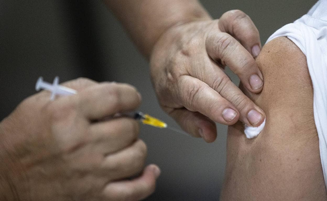 La EMA cree un error administrar vacunas de refuerzo «constantemente»