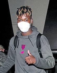 Imagen secundaria 2 - Arriba, los rojiblancos llegaron ya de noche a la capital saudí. Abajo, a la izquierda, los jugadores ocuparon las primera filas del avión. A la derecha, Nico Williams se dirige al autobús que les llevaría hasta el hotel en el que se hospedarán en Riad.