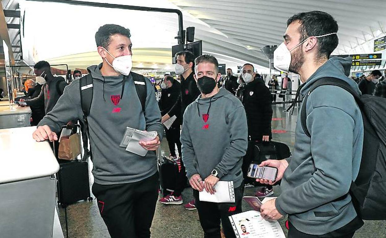 Vesga, Muniain y Lekue en el aeropuerto de Loiu. 