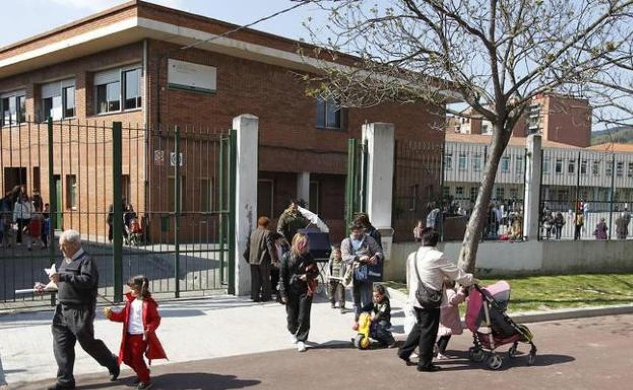 Familias accediendo al colegio Etxegarai y de Basauri