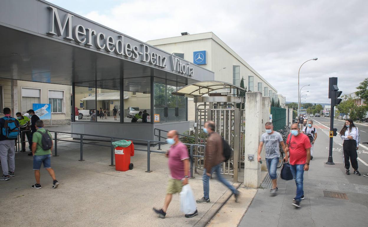 Trabajadores de Mercedes acceden a la planta de Vitoria.